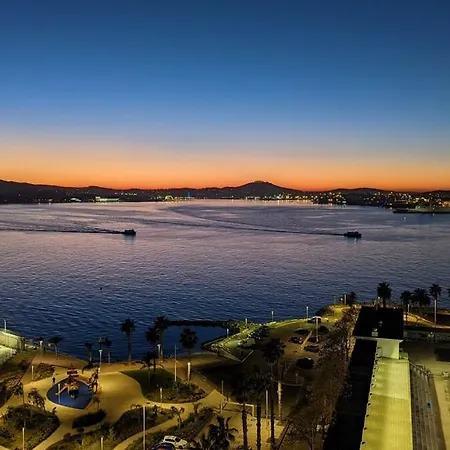 La Proue Du Navire - Vue * Toulon